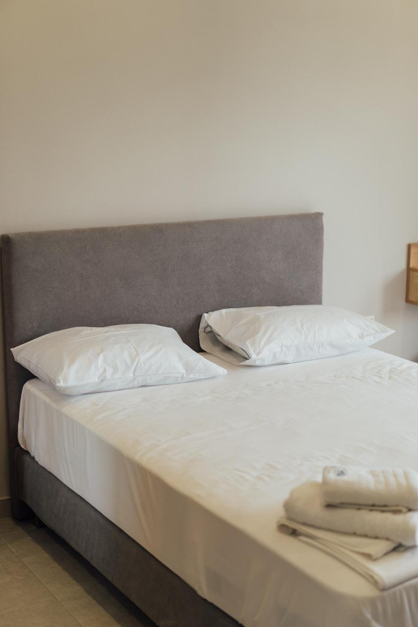 Blue Waves Luxury Suites By The Sea Plomari 外观 照片