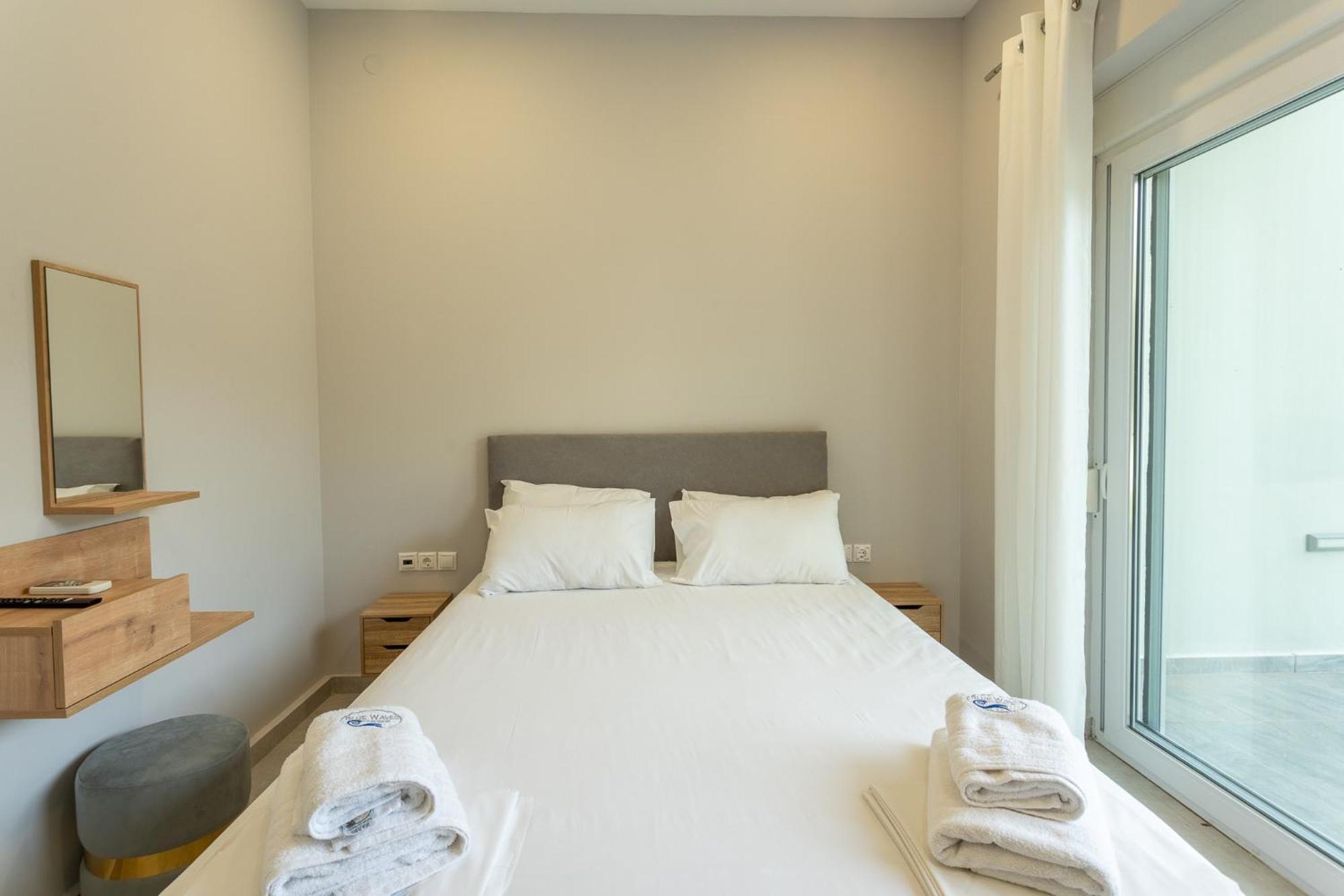 Blue Waves Luxury Suites By The Sea Plomari 外观 照片