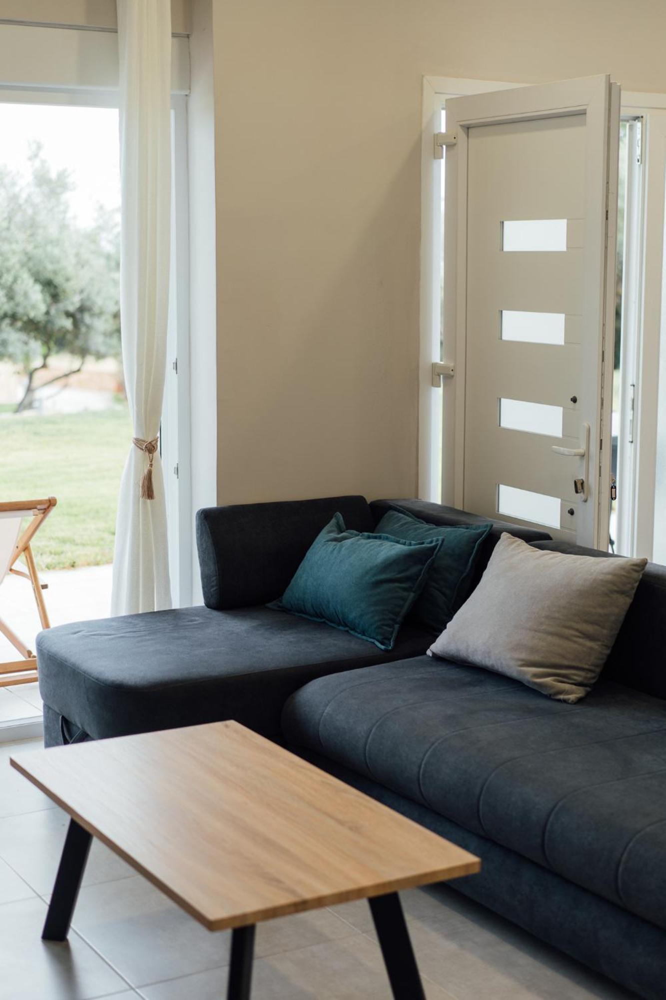 Blue Waves Luxury Suites By The Sea Plomari 外观 照片