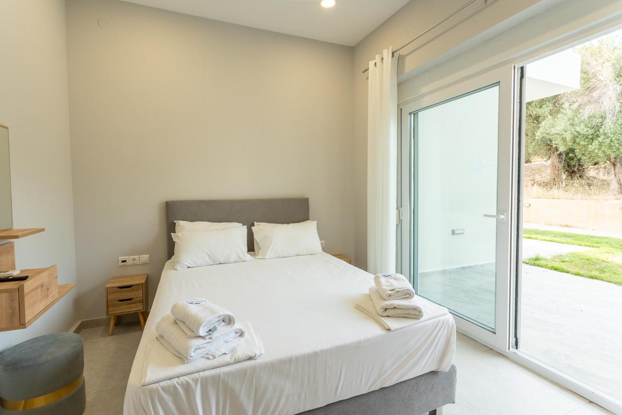 Blue Waves Luxury Suites By The Sea Plomari 外观 照片