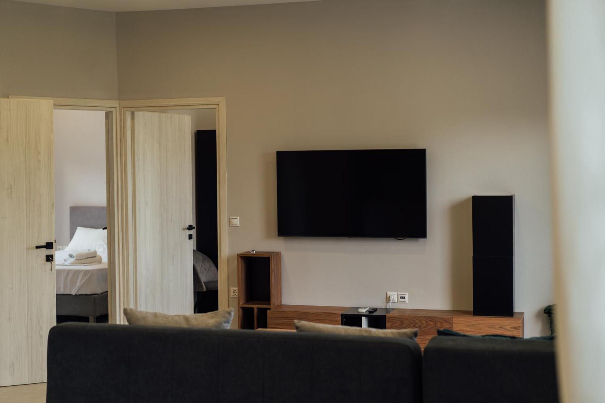 Blue Waves Luxury Suites By The Sea Plomari 外观 照片