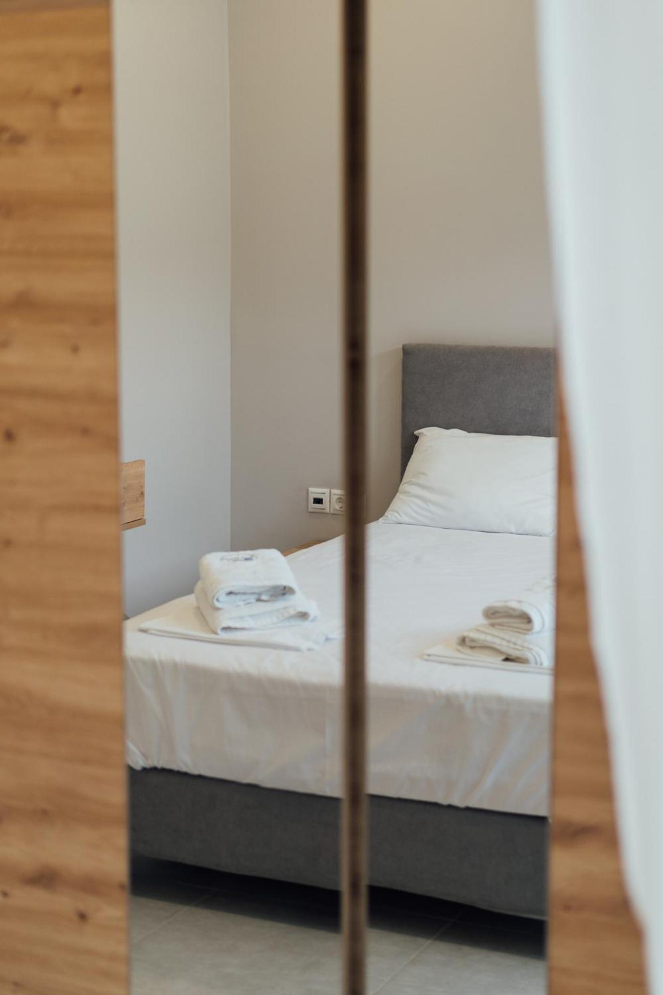 Blue Waves Luxury Suites By The Sea Plomari 外观 照片