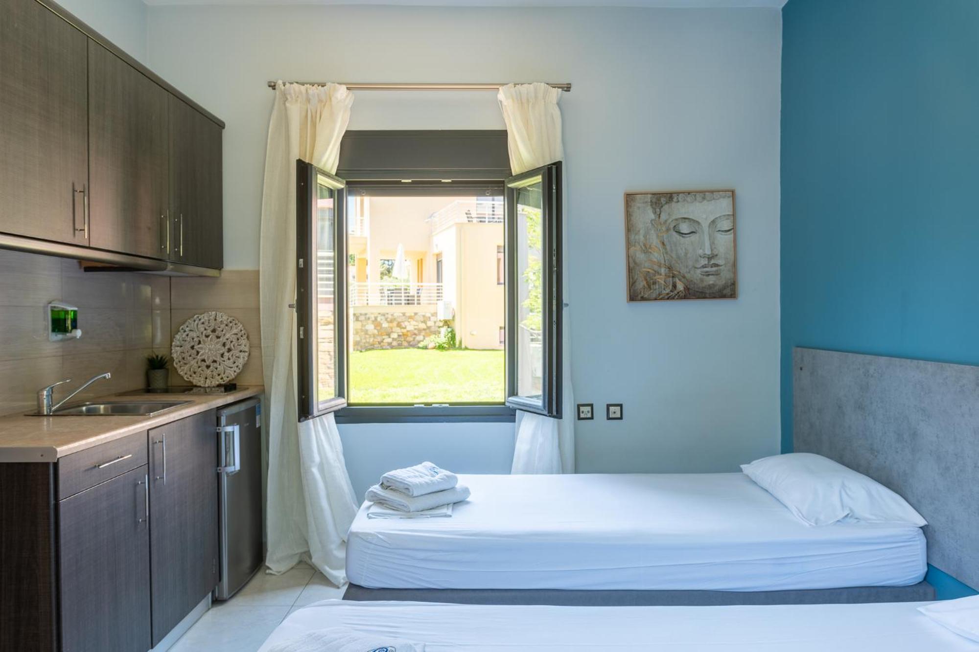 Blue Waves Luxury Suites By The Sea Plomari 外观 照片