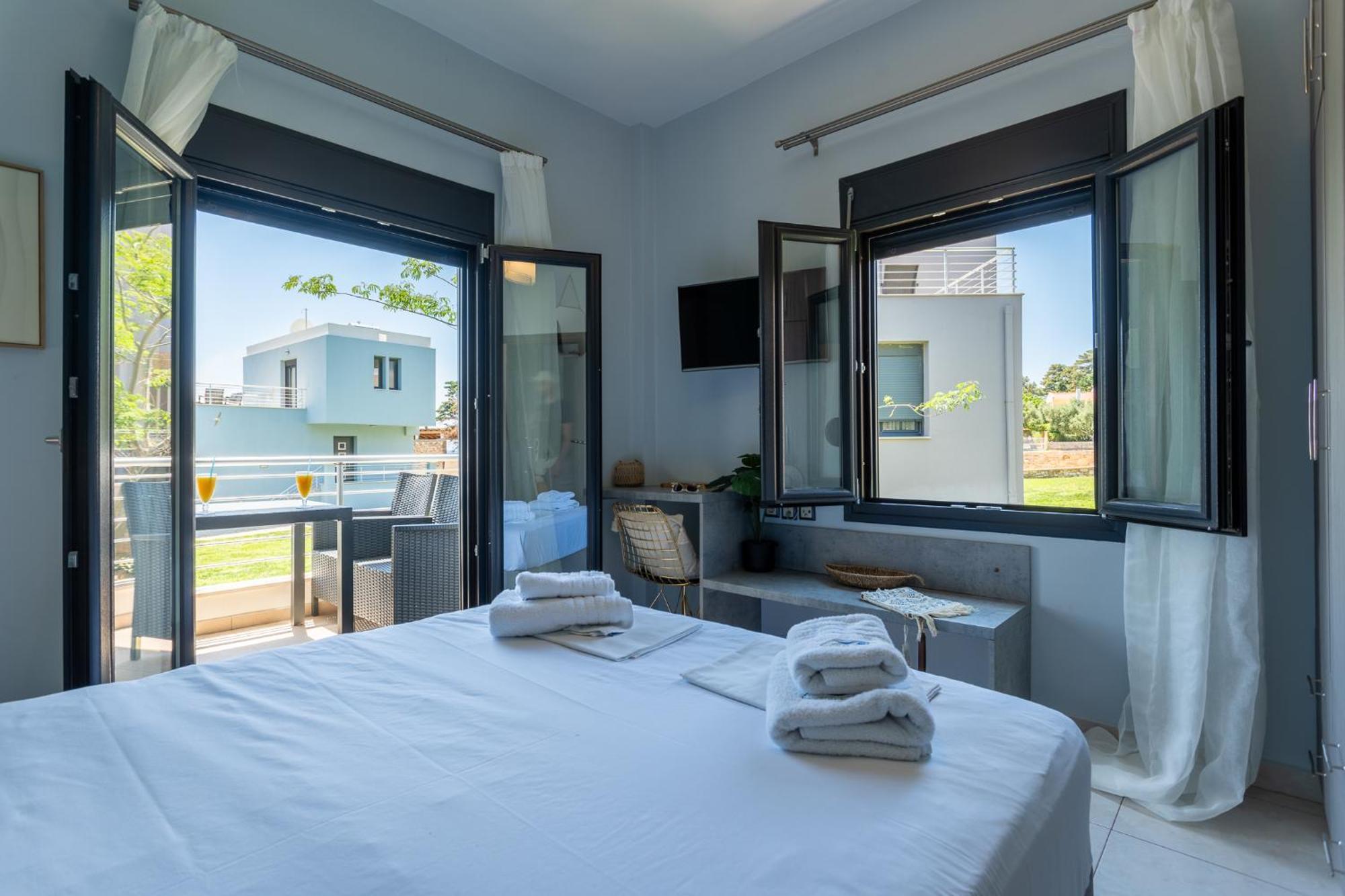 Blue Waves Luxury Suites By The Sea Plomari 外观 照片