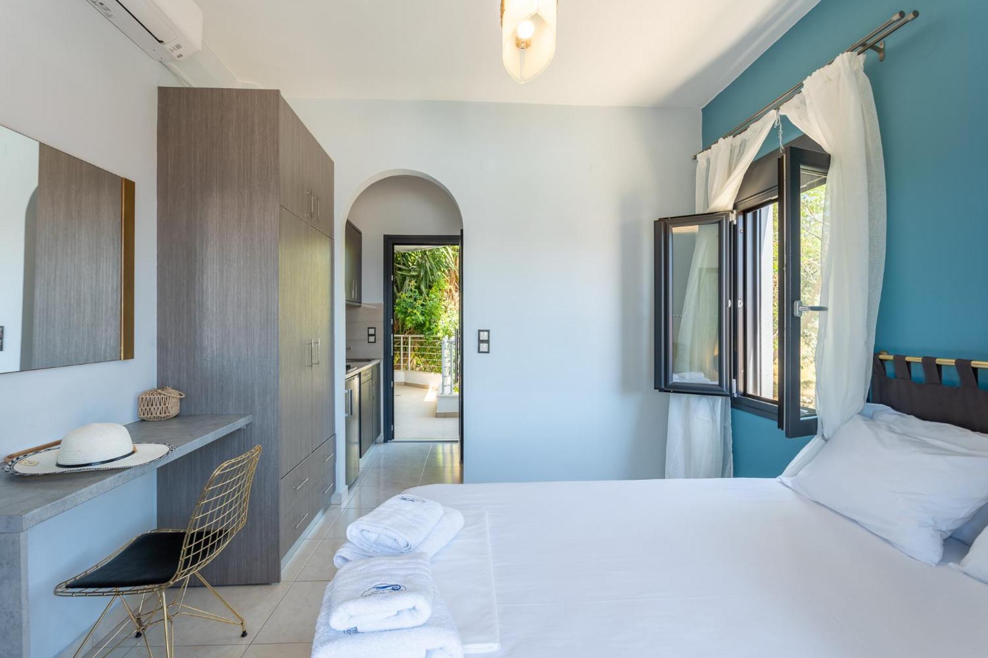 Blue Waves Luxury Suites By The Sea Plomari 外观 照片
