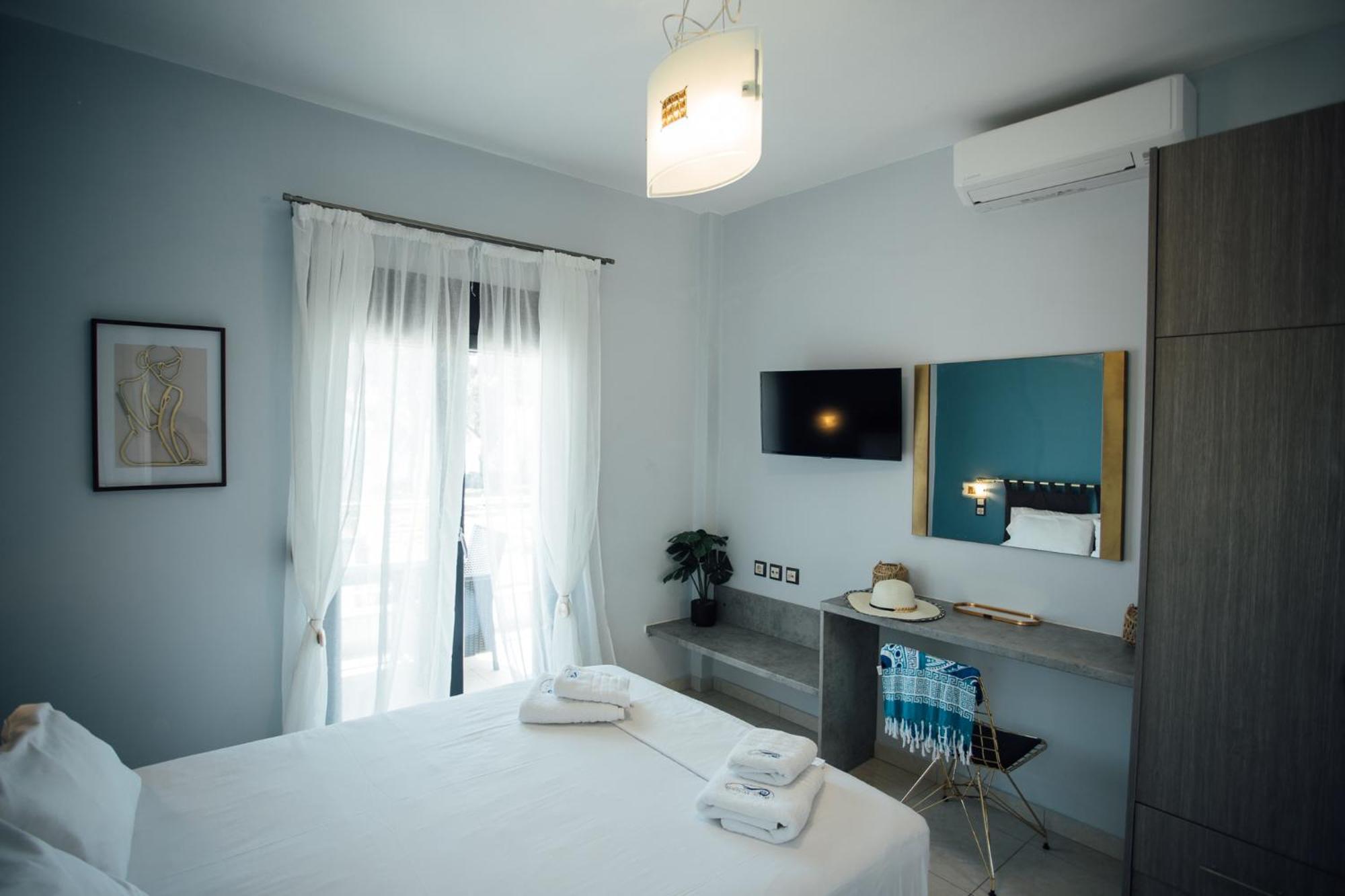 Blue Waves Luxury Suites By The Sea Plomari 外观 照片