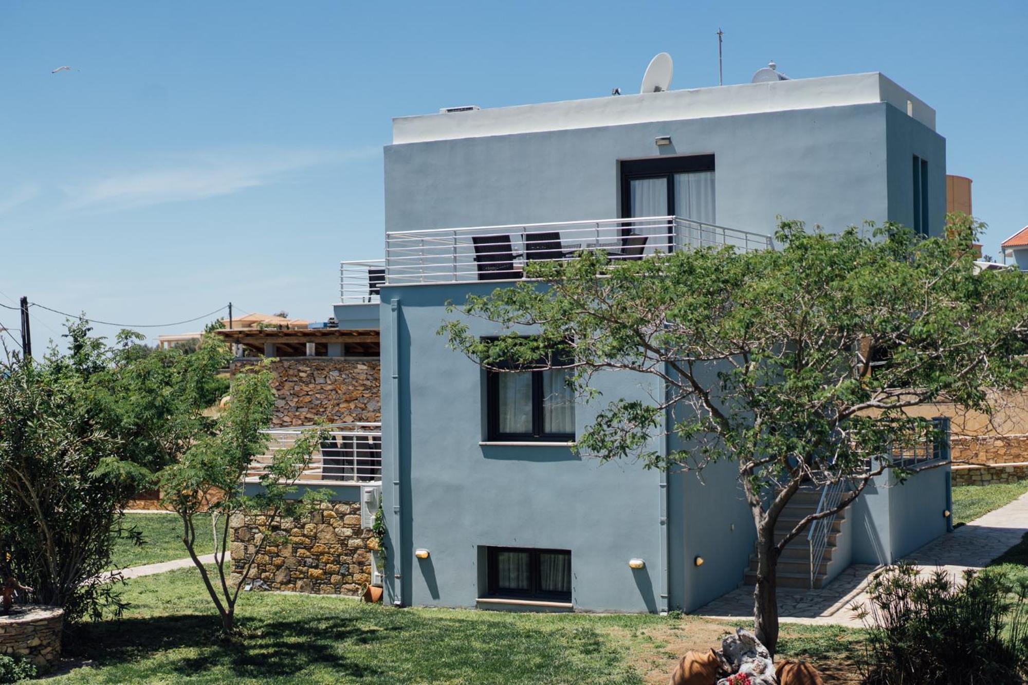Blue Waves Luxury Suites By The Sea Plomari 外观 照片